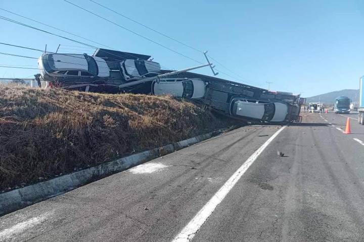 Camión "nodriza" vuelca y derriba poste de CFE en la autopista Pátzcuaro – Copándaro