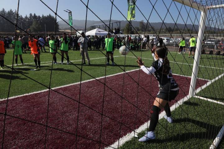 Fútbol para la paz; Bedolla inaugura cancha en Pátzcuaro