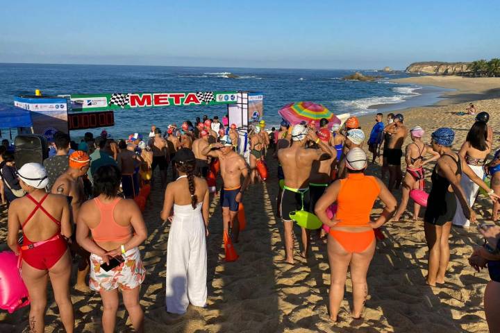Deportistas disfrutan de la Costa Michoacana