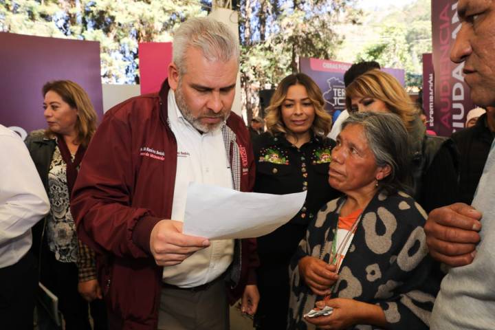En audiendia pública de Bedolla en Pátzcuaro crecen peticiones de vivienda y educación