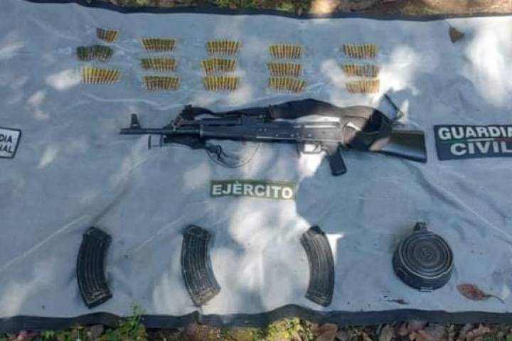 Aseguran SSP, Defensa y GN armamento y vehículo con reporte de robo, en Uruapan