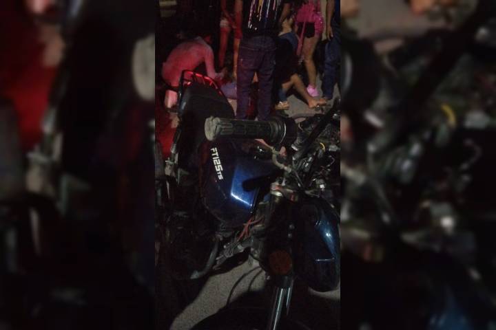 Choque entre motocicletas en Apatzingán deja 2 heridos, uno grave