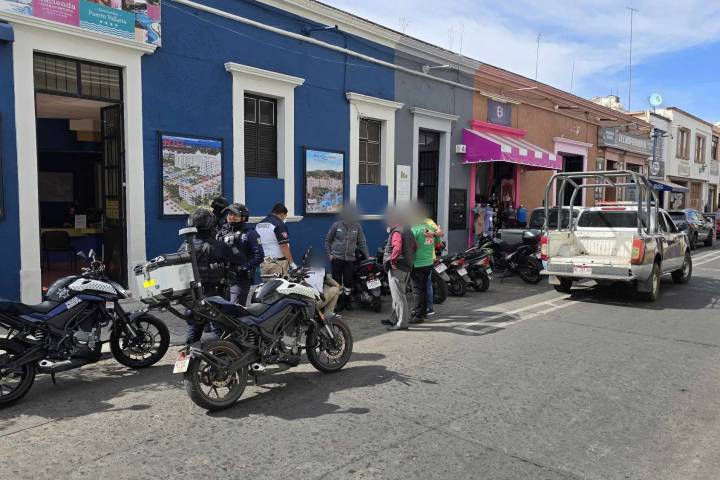 Pistoleros motorizados roban 800 mil pesos a trabajadores de gasolinera, en Zamora