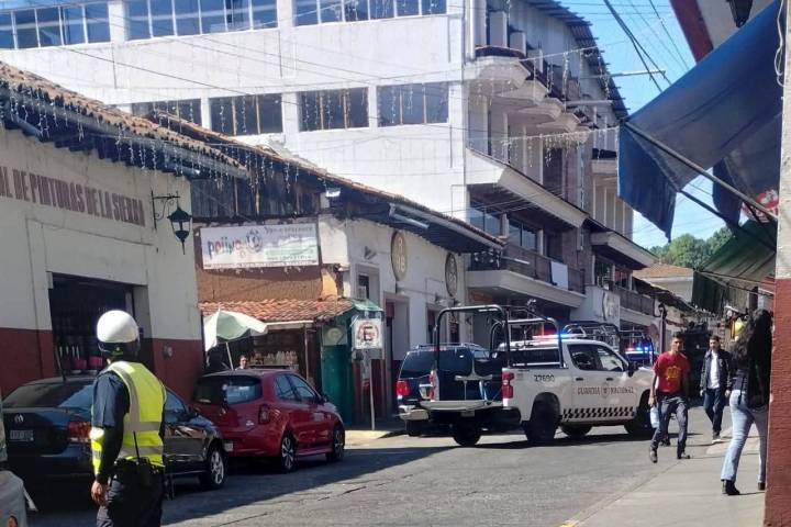 Pistoleros motorizados asaltan casa de empeño y tienda de autoservicio en Uruapan