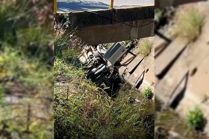 Conductor de camioneta sufre infarto y se precipita a canal de aguas negras en LC