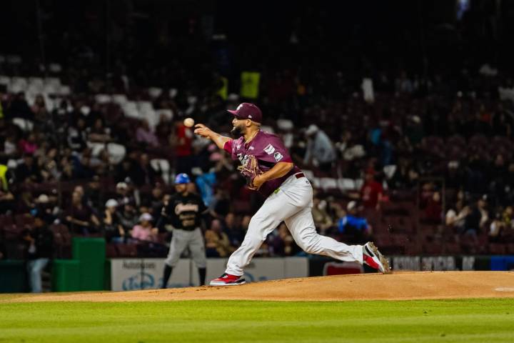 Tomateros pega primero