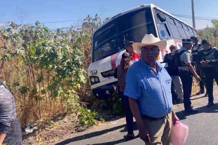12 lesionados al accidentarse microbús del servició público, en La Piedad