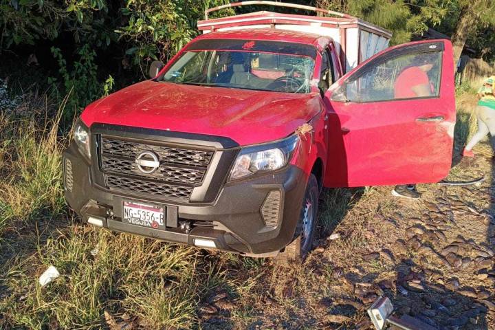 Camioneta cargada con pescados se accidenta en la autopista Siglo XXI