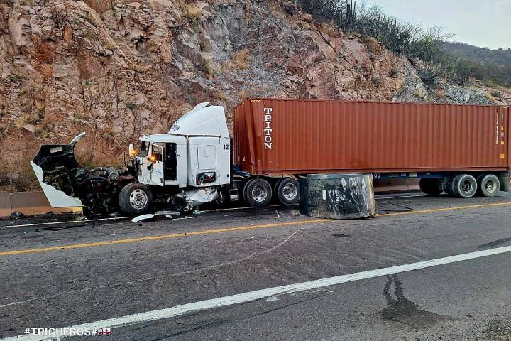 Trailer choca contra rollo de metal que cayó de otro camión de carga, en la autopista Siglo XXI