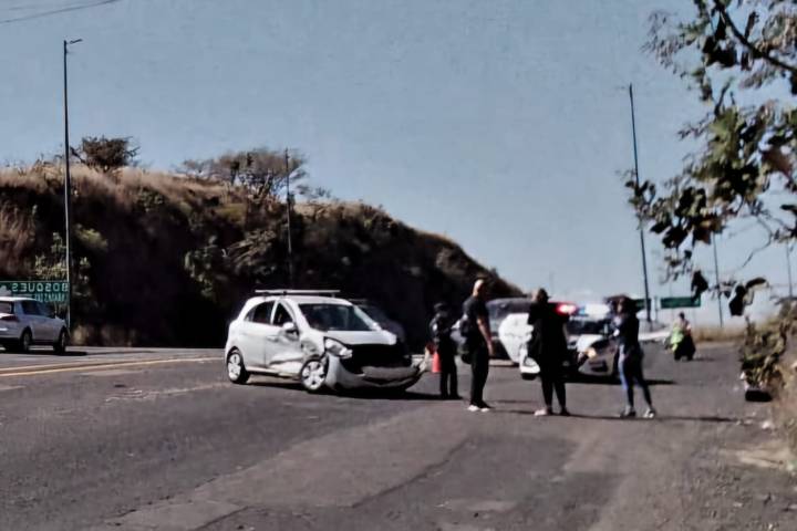 Se accidenta motociclista en el Ramal Camelinas y chocan 2 autos cerca de Ciudad Salud