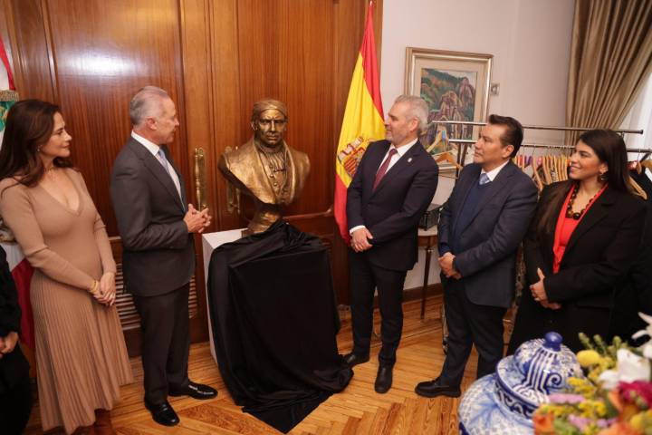 Develan busto de Morelos en Embajada de México en Madrid