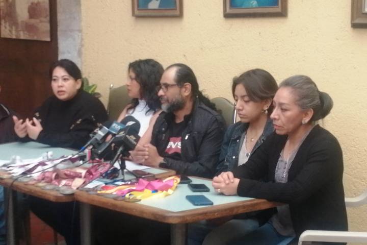 Por falta de pago, padres de familia se manifiestan