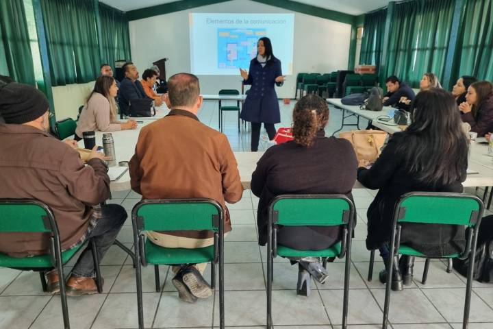 Lleva CMASC talleres de comunicación asertiva y resolución de conflictos a docentes de una escuela secundaria de Charo