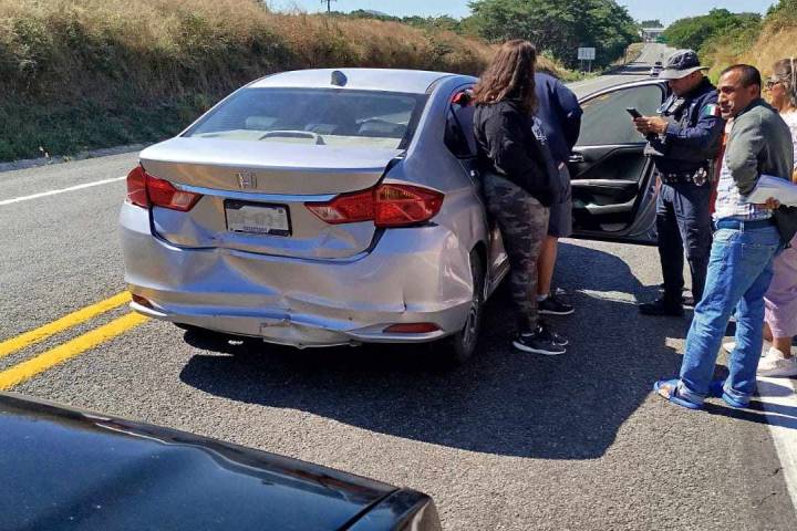 Chocan por alcance tres vehículos a unos metros de la caseta de cobro de Santa Casilda