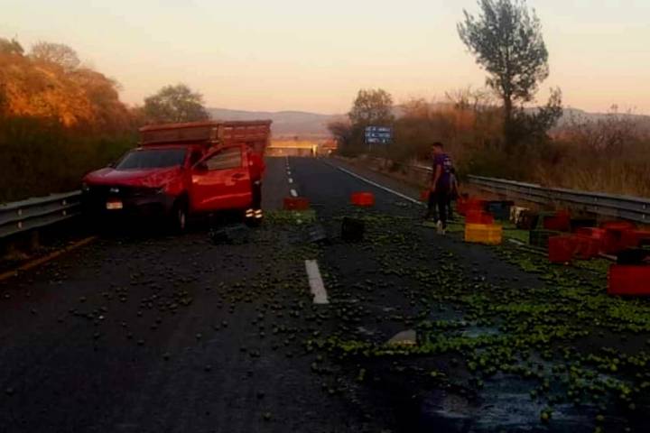 Vuelca camioneta con cargamento de limones en la Morelia-Pátzcuaro