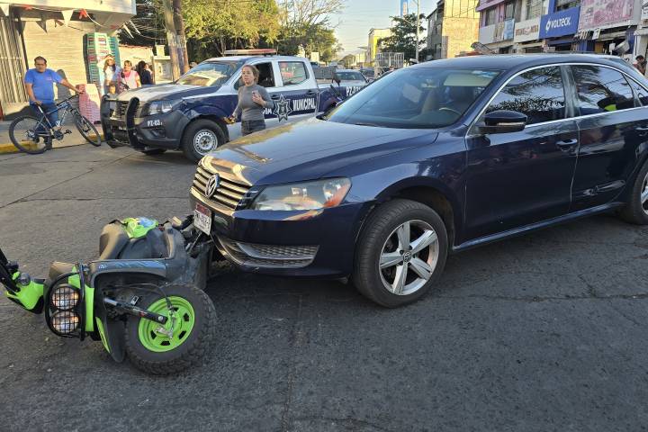 Pareja de motociclistas resulta herida al ser impactada por un automóvil