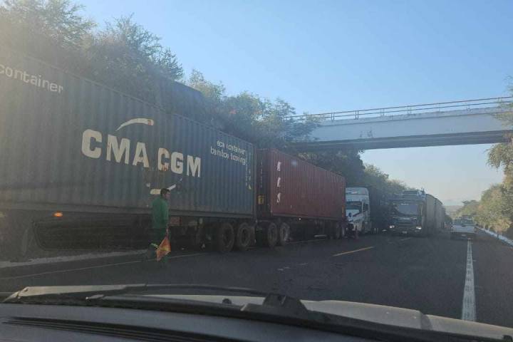 Vuelca remolque de trailer en la autopista Siglo XXI, no hay heridos