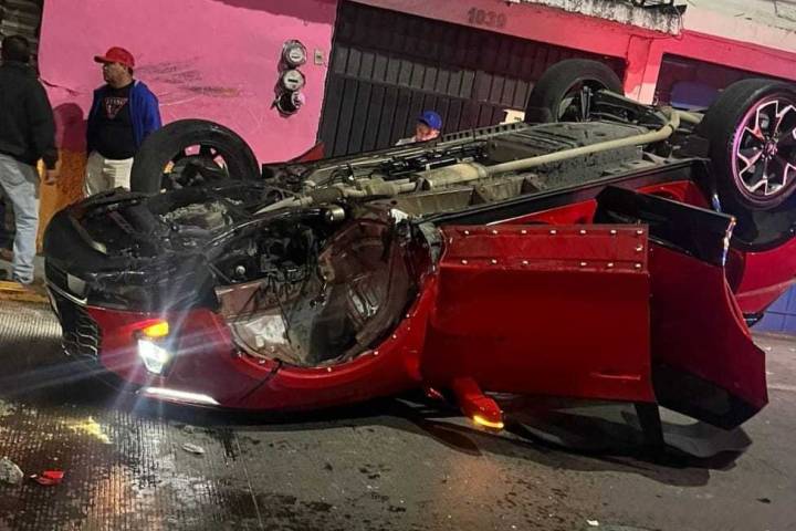 Vuelca camioneta en la Av. Periodismo en Morelia