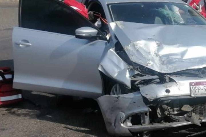 Se registra choque entre camioneta y auto en la Morelia-Pátzcuaro