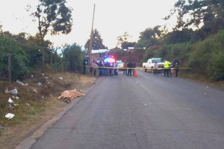 De tres balazos asesinan a un jovencito en Tangancícuaro