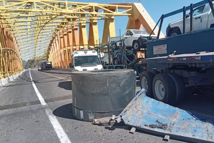 Cae rollo metálico de plataforma y genera casos vehicular en la Siglo XXI