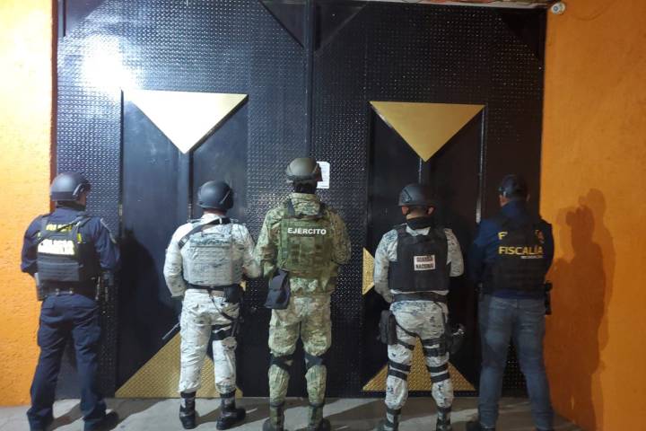 Fiscalía General ejecuta cateo en bar de Morelia