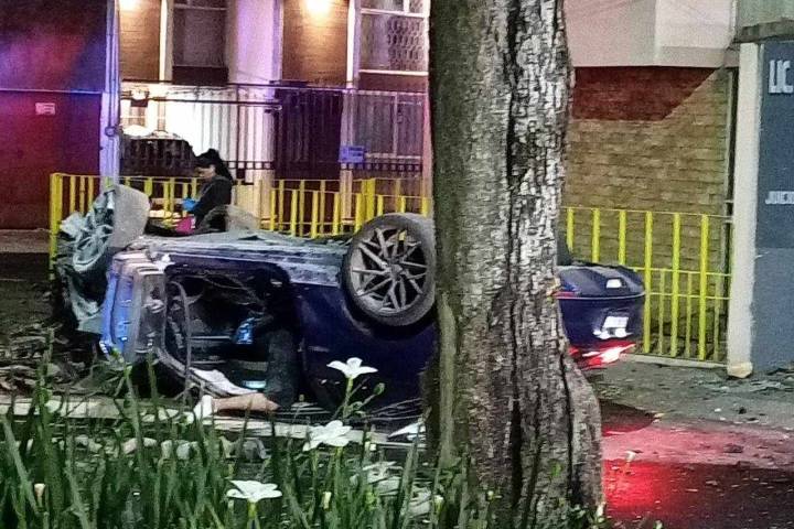 Hombre muere tras choque de auto contra fachada de inmueble en el Blvd. García de León