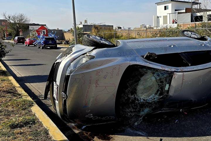 Vuelca automóvil donde viajaban estudiantes; hay dos heridos