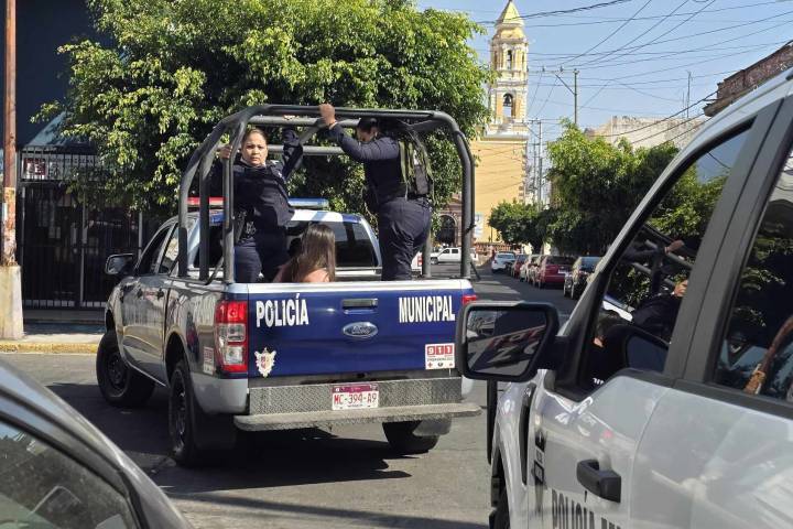 Joven conductora genera varios choques y es detenida la intentar escapar