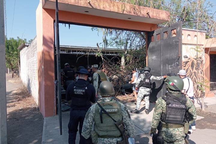 En Múgica, asegura Fiscalía 10 vehículos vehículo con reporte de robo, y autopartes