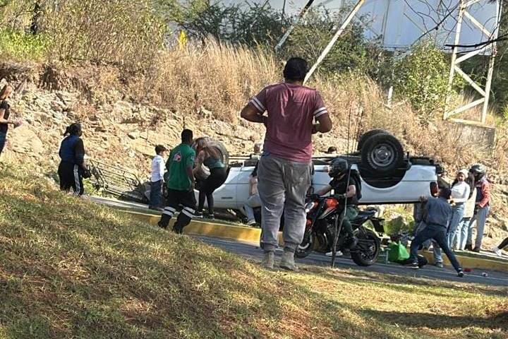 Volcadura de camioneta en zona de Altozano deja 4 personas lastimadas