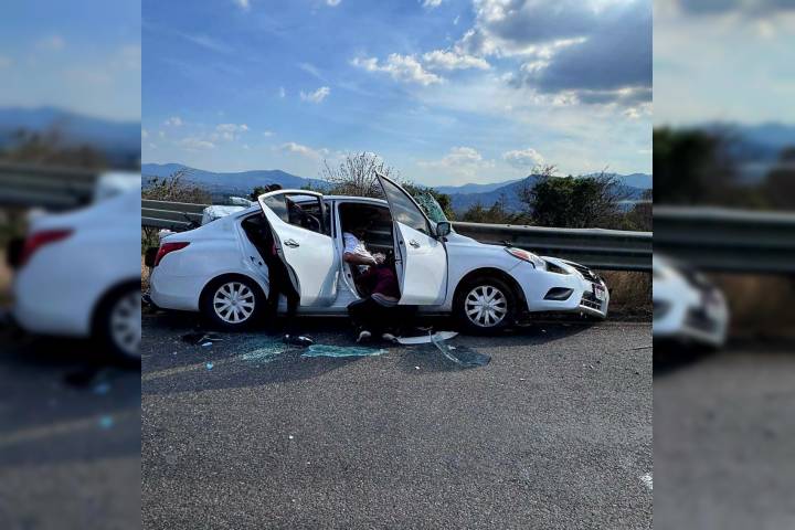 Auto choca contra contención metálica en la Morelia-Pátzcuaro; hay 1 muerto