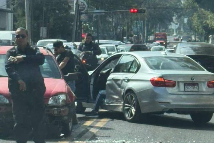 Ocurre choque entre 2 vehículos en la Calzada Ventura Puente de Morelia