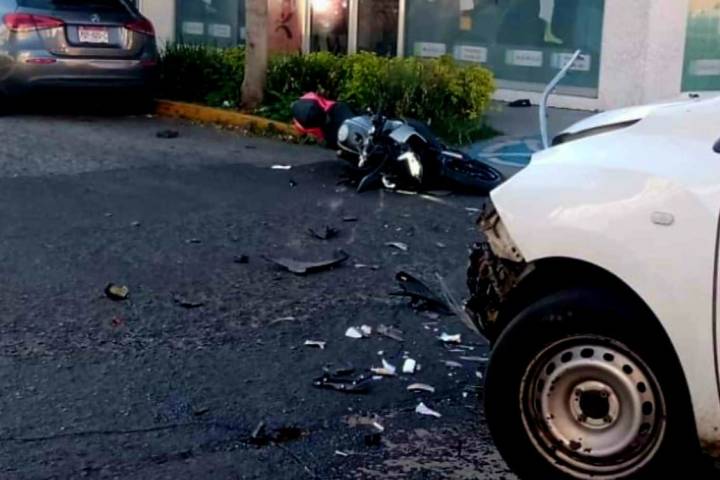 Se registra choque entre camioneta y moto en la colonia Vasco de Quiroga