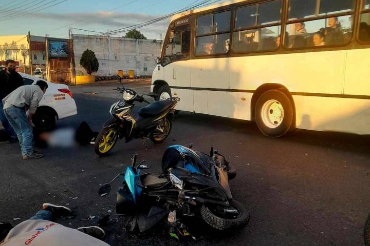 Dos heridos tras choque de motocicleta y auto, en el Libramiento de Uruapan