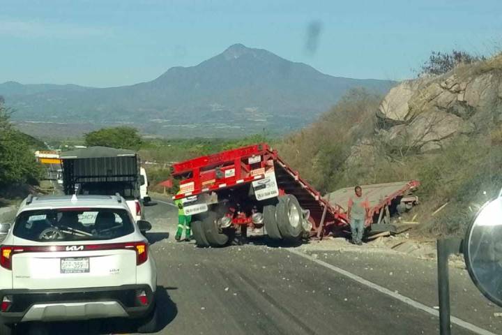Plataforma se desprende de tráiler y rollo metálico termina obstruyendo la autopista Siglo XXI