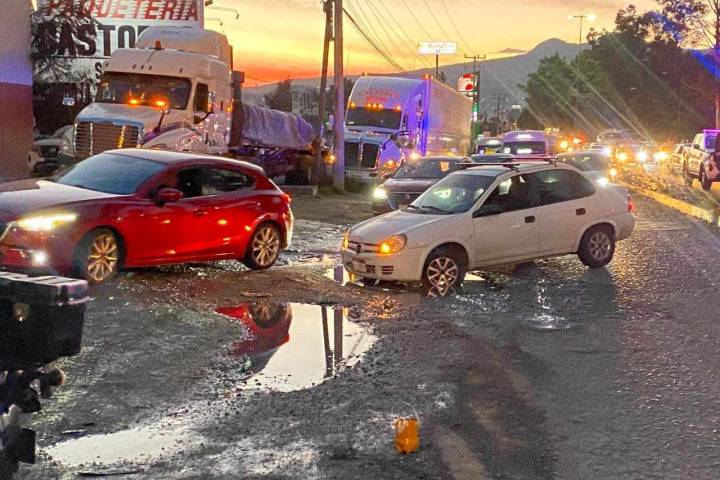 Motociclista cae en bache y queda malherido sobre el libramiento norte de Morelia