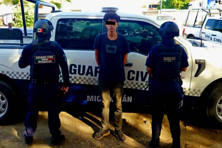 Tras persecución policías capturan a dos presuntos roba motos en Apatzingán