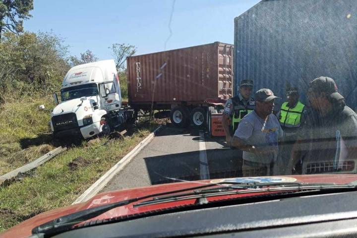 Ocurren dos accidentes con tráileres involucrados en distintos puntos de la Siglo XXI