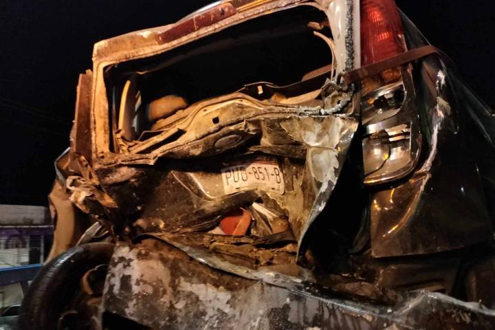 Camioneta choca contra auto en el libramiento de Morelia; familia queda herida