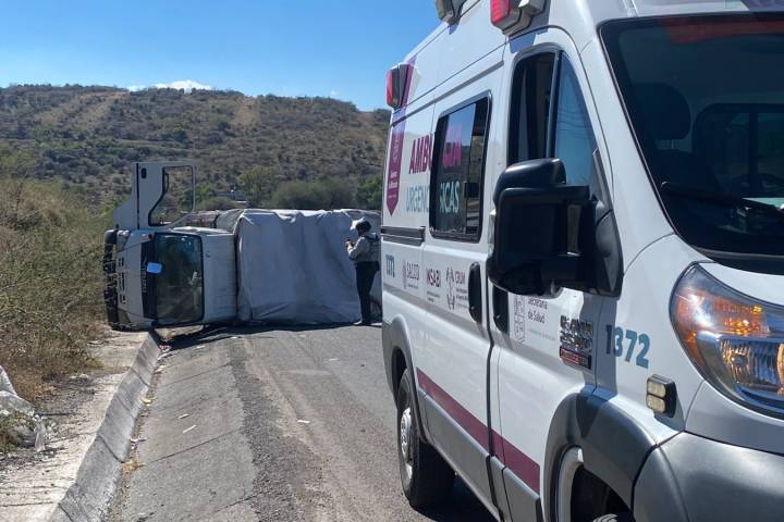 Vuelca camión de carga en la Morelia-Salamanca