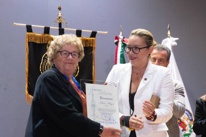 Musa Mayer, recibe por parte de la UMSNH, la Condecoración "Raúl Arreola Cortés"