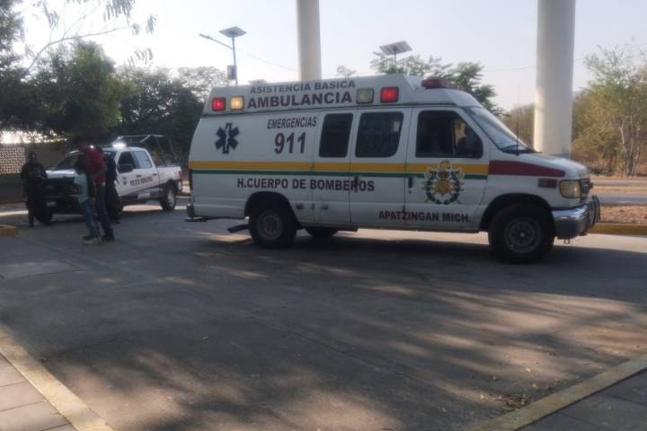 Mujer es hospitalizada tras ser atropellada en pleno centro de Apatzingán