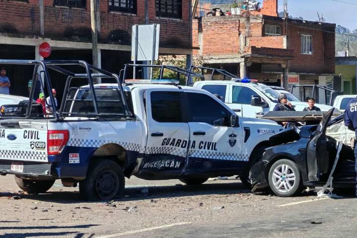 Cámara de vigilancia capta el choque entre patrulla y dos vehículos registrado en Tzurumútaro