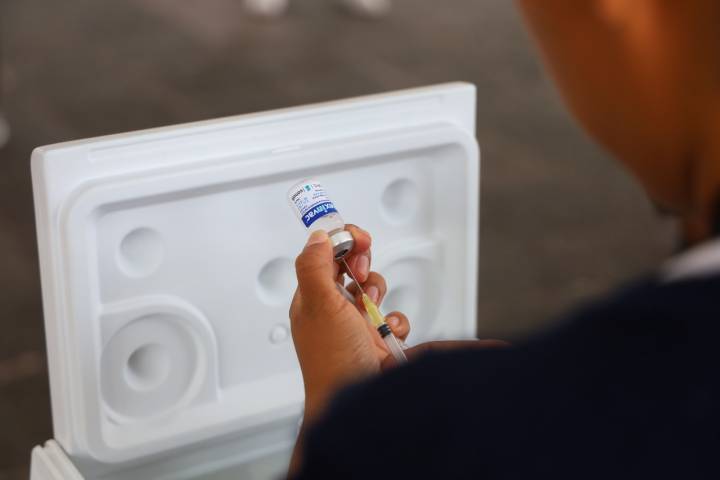 Continúa campaña de vacunación invernal; disponibles 460 mil dosis contra la influenza: SSM