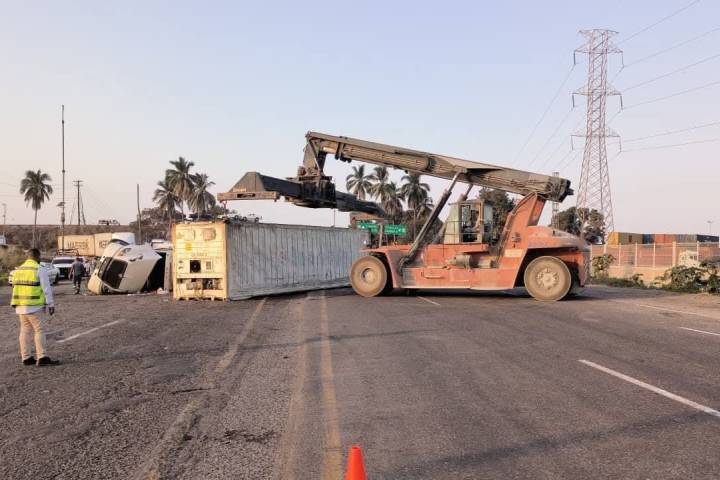 Aparatoso volcadura de tailer, en la Autopista Siglo XXI