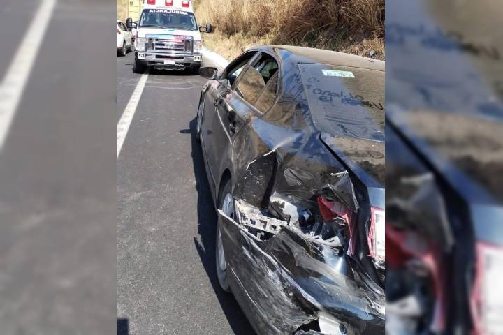 Choque vehicular en la Siglo XXI deja sólo daños materiales