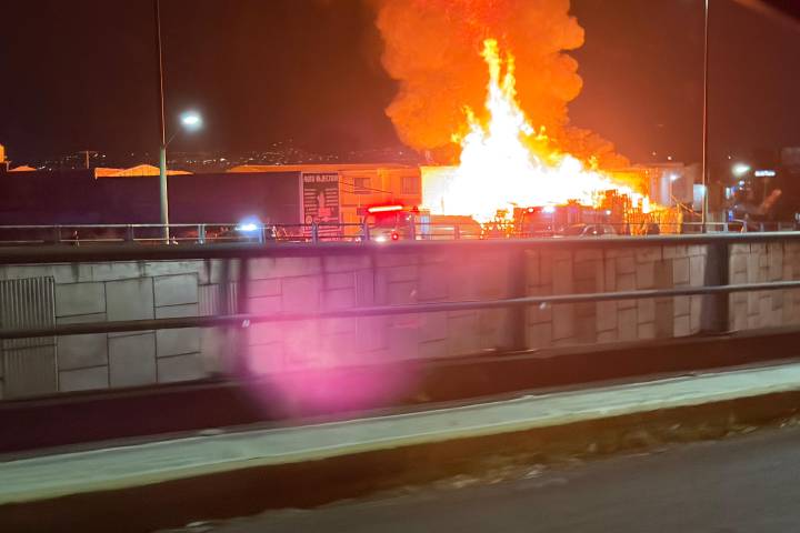 Se registra incendio en negocio de tarimas, cerca del distribuidor vial de salida a Quiroga