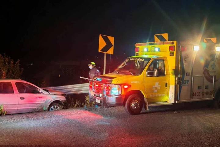 Se accidenta automovilista en la autopista Siglo XXI