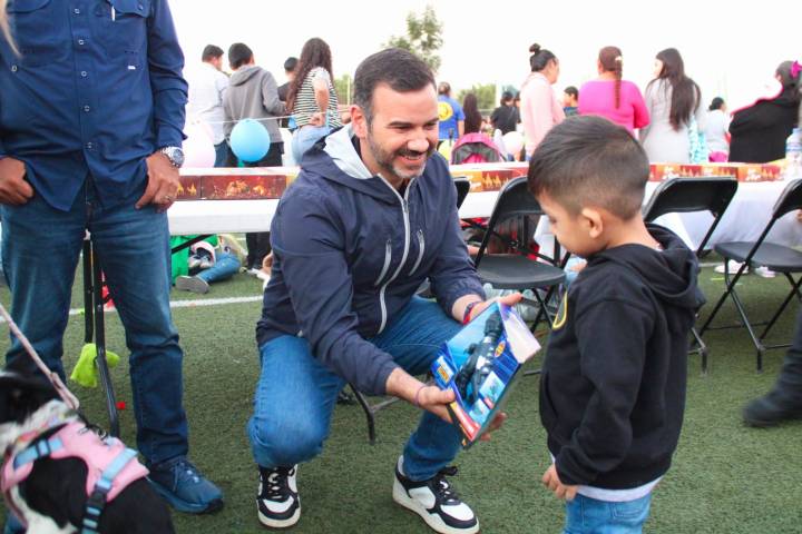 Yankel Benítez lleva alegría a cientos de niñas y niños de Misión del Valle